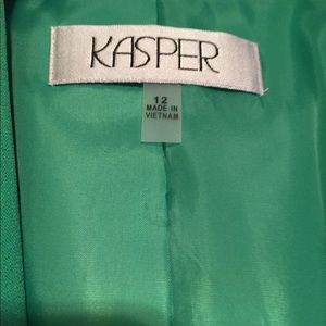Kelly green Kasper fly away blazer. Very stylish.